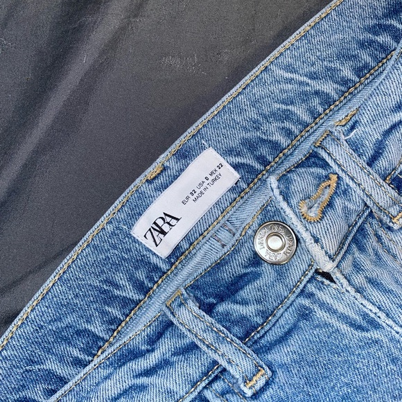 Zara Straight Cut Ripped Jeans 👖 - Picture 2 of 2